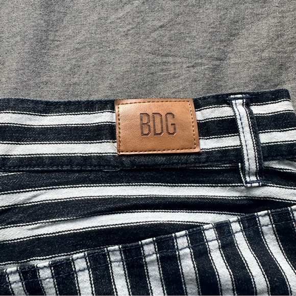 Urban Outfitters Black and White Cropped Striped Denim Pants - Size 30x32 - Picture 6 of 7